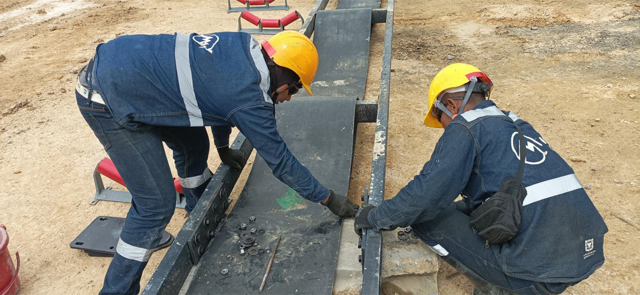 Workers Change Mobile Gravel Crusher Components