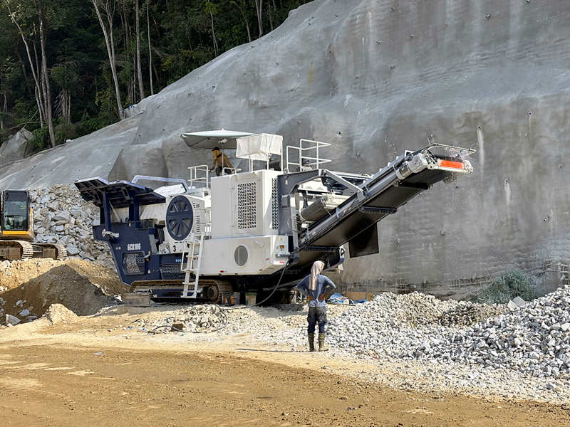crawler chassis mobile crushing plant working in Malaysia
