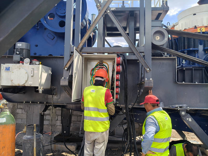 Workers Inspect the Mobile Crusher Plant